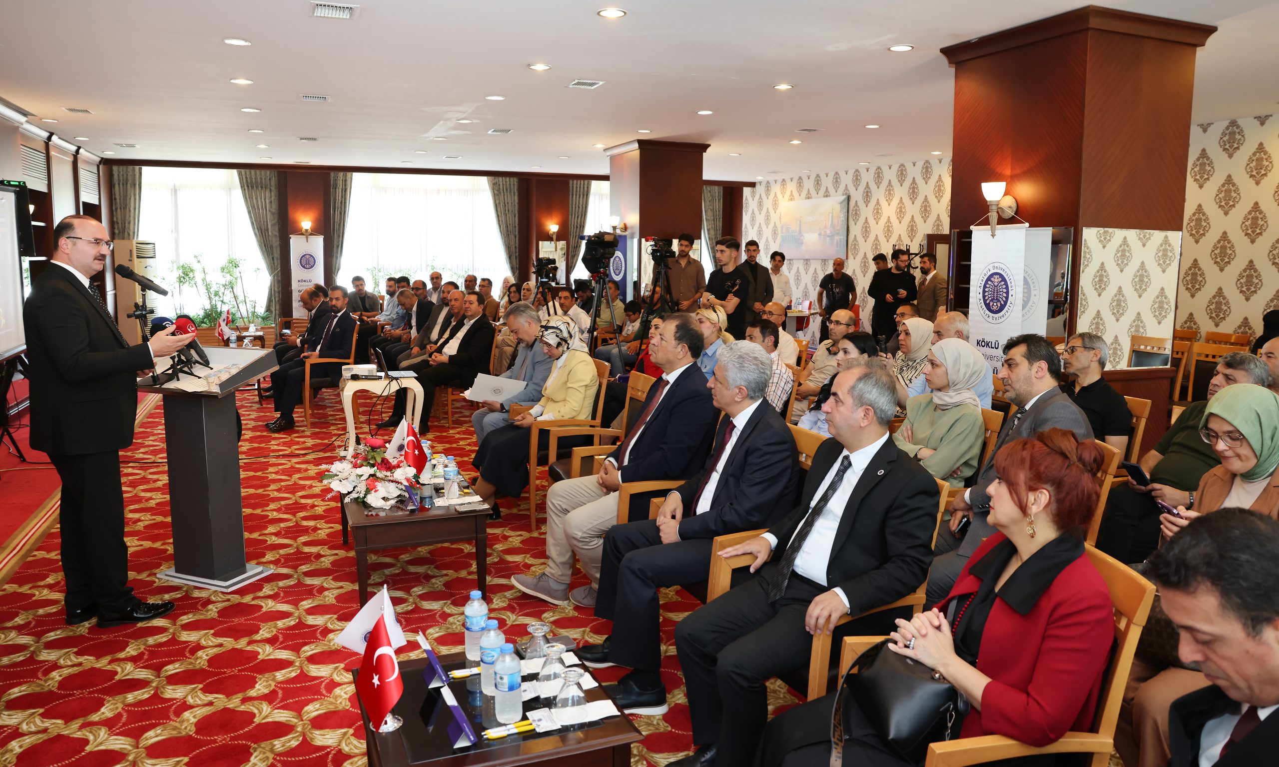 Atatürk Üniversitesinde Şeffaf Yönetim Anlayışı Sürüyor: Rektör Hacımüftüoğlu, 6 Aylık Çalışmaları Basınla Paylaştı