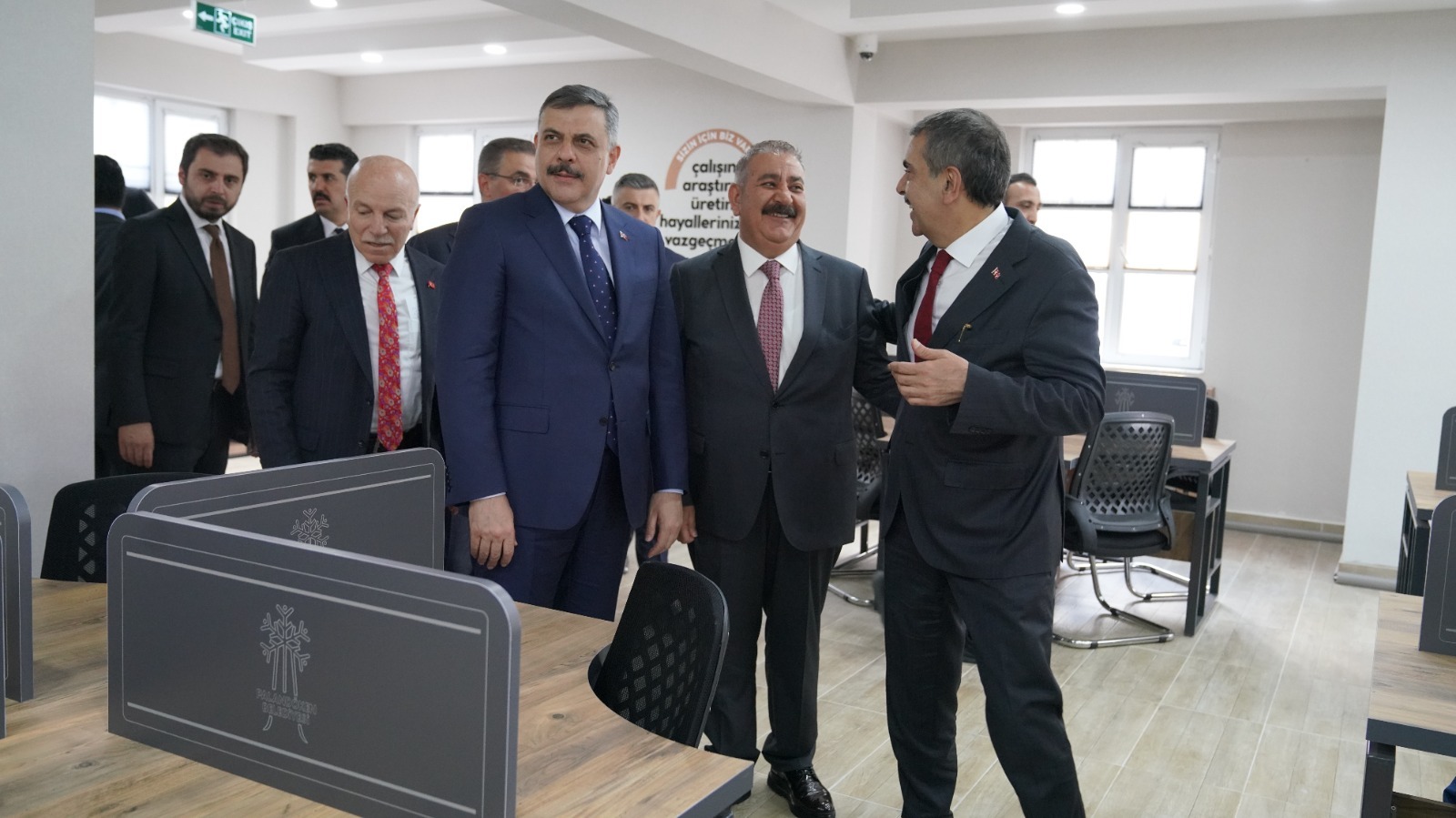 Palandöken’in Mahalle Konakları Bakanlardan Takdir Topladı